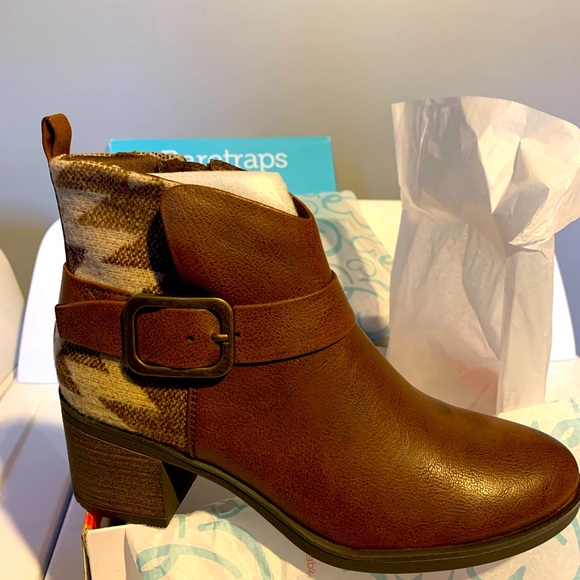 NWT BareTraps size 9.5 boots - Picture 2 of 7